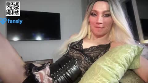 Snapshot of maridekoks chatting on 01.12.25 Mari online show from 01.12.25