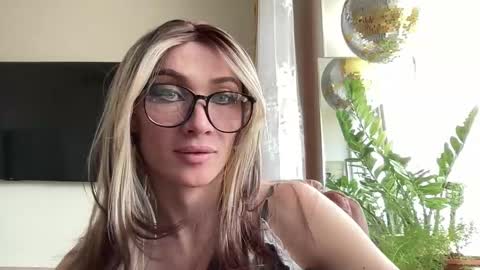 Snapshot of maridekoks chatting on 03.19.26 Mari online show from 03.19.26