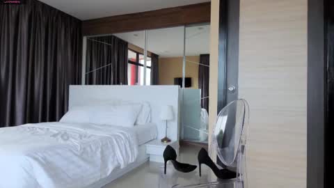 Snapshot of marie_jacob chatting on 02.10.25 Marie online show from 02.10.25