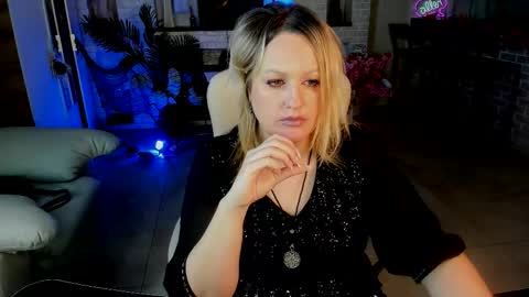 Snapshot of mariemlui chatting on 10.26.25 mariemlui online show from 10.26.25