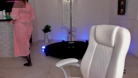 Snapshot of mariemlui chatting on 11.17.25 mariemlui online show from 11.17.25