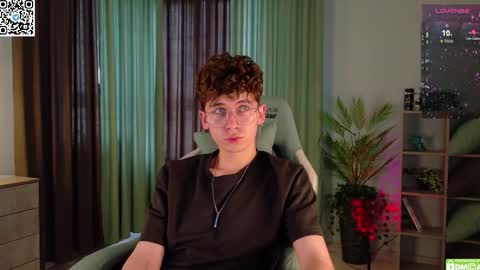 Snapshot of mark_safr chatting on 10.08.25 Mark online show from 10.08.25