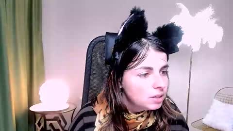 Snapshot of martaedams chatting on 11.19.25 martaedams online show from 11.19.25