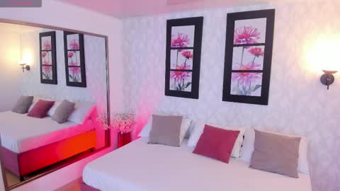 Snapshot of martina_adams chatting on 11.25.25 mari online show from 11.25.25