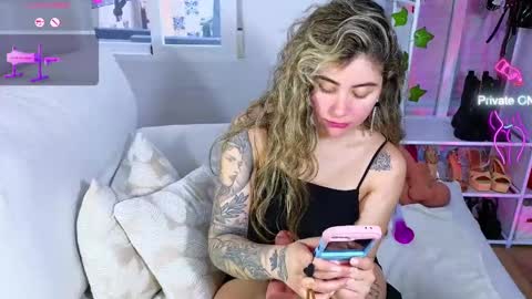 Snapshot of martina_cox_ chatting on 02.08.25 MARTINA online show from 02.08.25