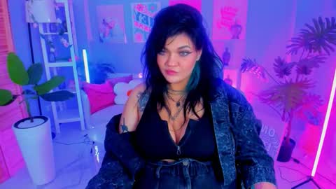 Snapshot of maryharrys chatting on 10.17.25 Mary online show from 10.17.25