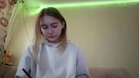 Hi My name is Elina Im 18 years old. online show from 09.17.25