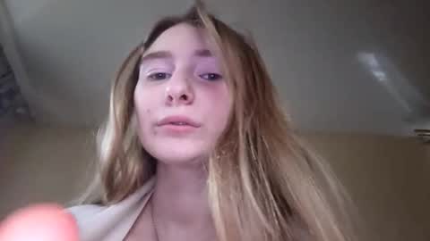 Hi My name is Elina Im 18 years old. online show from 10.22.25