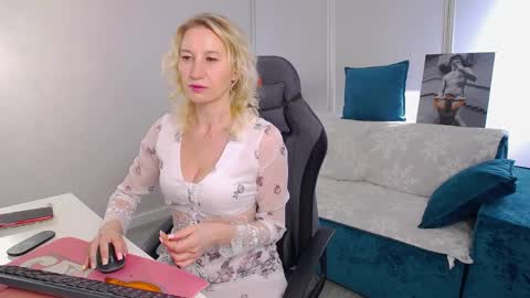 Snapshot of marysantamonika chatting on 04.05.26 Mary online show from 04.05.26