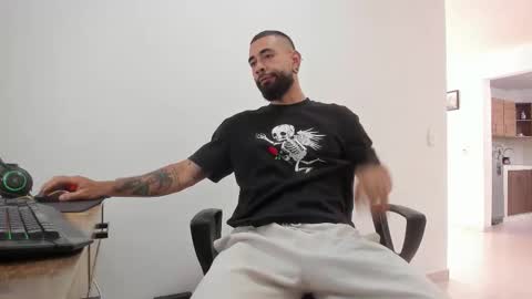 Snapshot of matheusbeard2 chatting on 11.30.25 Matheus online show from 11.30.25