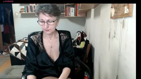 maturekate online show from 10.26.25