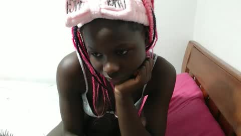 Snapshot of maui_001 chatting on 10.08.25 moh online show from 10.08.25