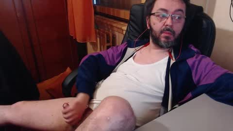 Snapshot of max818k chatting on 12.14.24 Max online show from 12.14.24