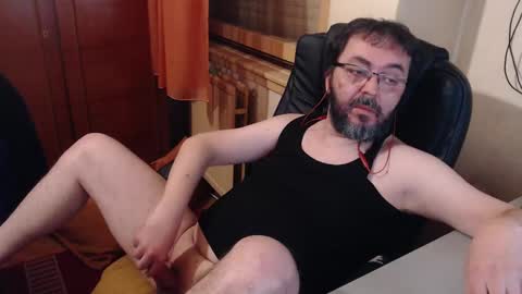 Snapshot of max818k chatting on 01.12.25 Max online show from 01.12.25