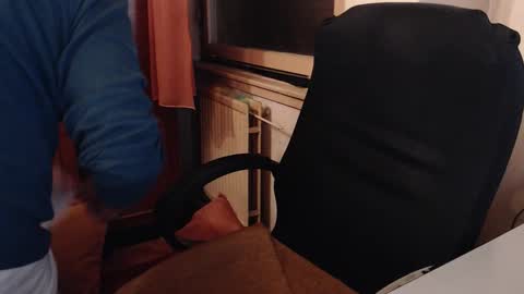 Snapshot of max818k chatting on 10.13.25 Max online show from 10.13.25