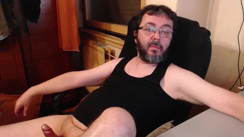 Snapshot of max818k chatting on 10.16.25 Max online show from 10.16.25