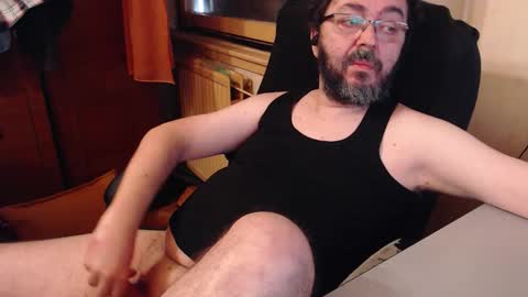 Snapshot of max818k chatting on 10.18.25 Max online show from 10.18.25