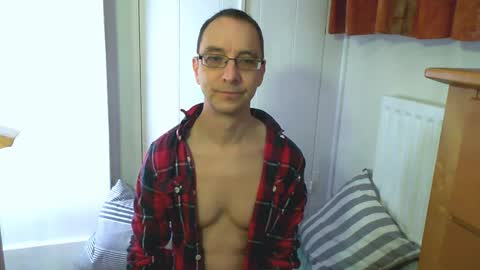 Snapshot of maxdavies chatting on 12.15.25 Max Davies online show from 12.15.25