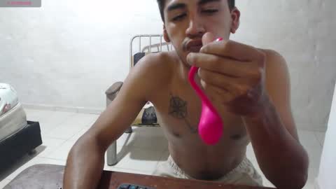 Snapshot of maxi_dick33 chatting on 12.05.25 maxi dick online show from 12.05.25
