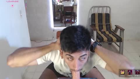 Snapshot of maxi_dick33 chatting on 12.15.25 maxi dick online show from 12.15.25