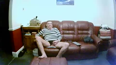 Snapshot of maxi_johnes chatting on 01.06.25 MAX online show from 01.06.25