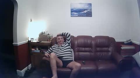 Snapshot of maxi_johnes chatting on 02.04.25 MAX online show from 02.04.25