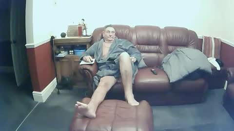 Snapshot of maxi_johnes chatting on 10.14.25 MAX online show from 10.14.25