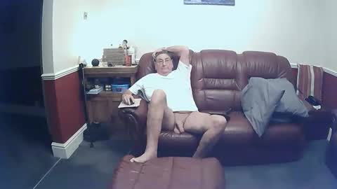 Snapshot of maxi_johnes chatting on 10.18.25 MAX online show from 10.18.25