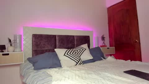 Snapshot of maxianomal chatting on 01.27.25 Max online show from 01.27.25