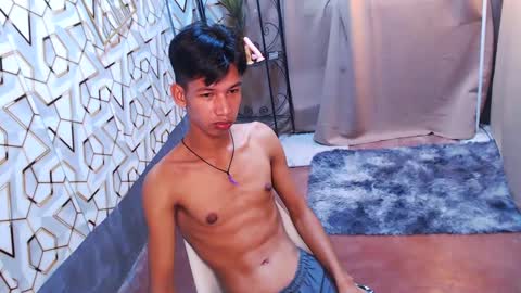 Snapshot of maxiebunny99 chatting on 02.08.25 Reyn online show from 02.08.25