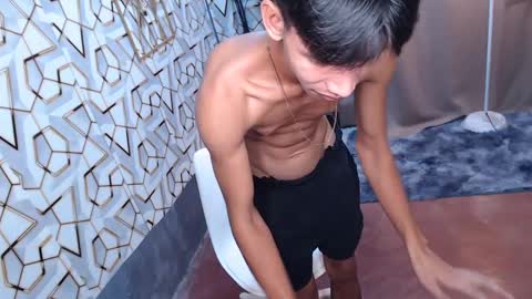 Snapshot of maxiebunny99 chatting on 02.12.25 Reyn online show from 02.12.25