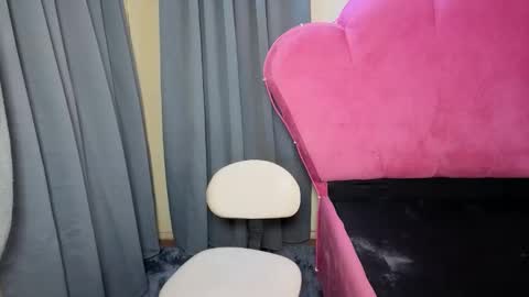 Snapshot of maxiebunny99 chatting on 11.07.25 Reyn online show from 11.07.25