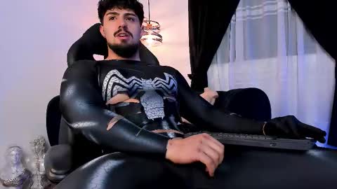 Snapshot of maximo_rodriguez chatting on 10.04.25 Maximo online show from 10.04.25