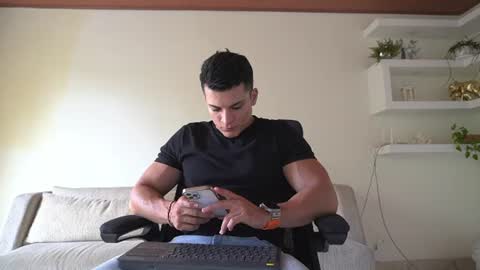 Snapshot of maximohoot chatting on 06.25.26 Sebastian online show from 06.25.26