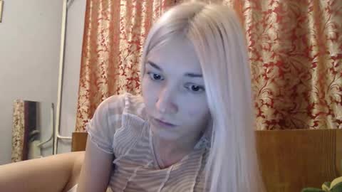 Snapshot of maybe_doll chatting on 11.12.25 maybe_doll online show from 11.12.25