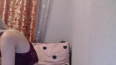 Snapshot of maybe_doll chatting on 11.27.25 maybe_doll online show from 11.27.25