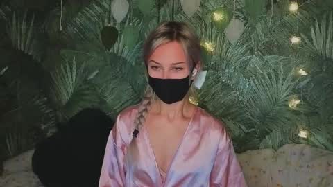 Snapshot of meeeewmeeeeow chatting on 10.13.25 meeeewmeeeeow online show from 10.13.25