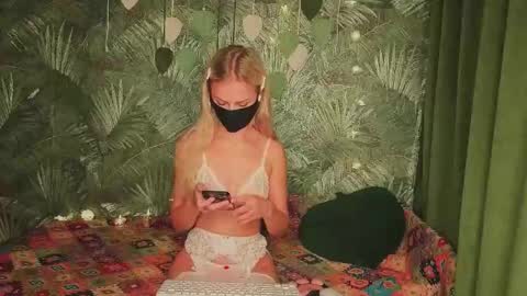 Snapshot of meeeewmeeeeow chatting on 10.26.25 meeeewmeeeeow online show from 10.26.25