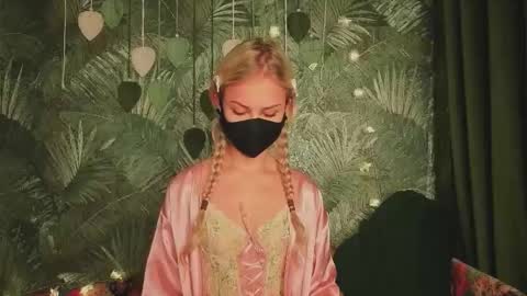 Snapshot of meeeewmeeeeow chatting on 10.27.25 meeeewmeeeeow online show from 10.27.25