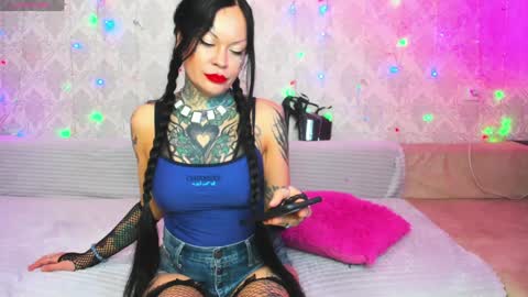 Helena Tuman online show from 01.31.25