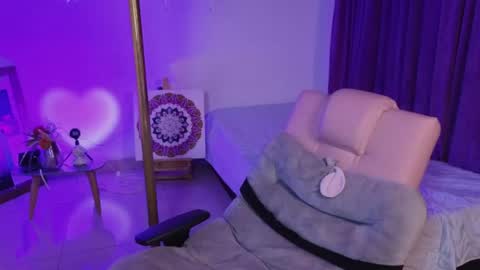                 Laura                 online show from 04.21.26