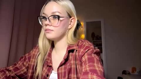 Snapshot of megganskurski chatting on 03.11.26 Mia online show from 03.11.26