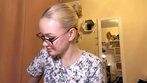 Snapshot of megganskurski chatting on 03.27.26 Mia online show from 03.27.26