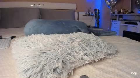  Start every day 2000 - 700 online show from 10.16.25