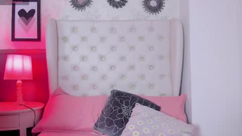 Snapshot of melanie__hills chatting on 02.11.25 Melanie online show from 02.11.25