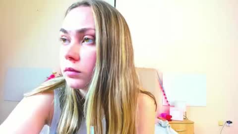 Snapshot of melaniecutys chatting on 05.14.26 Melania online show from 05.14.26