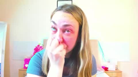 Snapshot of melaniecutys chatting on 05.18.26 Melania online show from 05.18.26