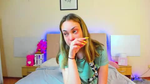 Snapshot of melaniecutys chatting on 06.11.26 Melania online show from 06.11.26