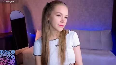 Snapshot of melee_eva chatting on 03.12.26 Melee Eva - Thumbs Up please online show from 03.12.26