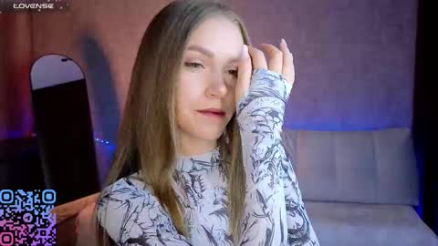 Snapshot of melee_eva chatting on 03.18.26 Melee Eva - Thumbs Up please online show from 03.18.26